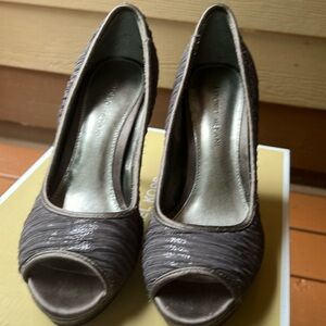 Size 8m Antonio Melani shoe in fair condition. Color gray